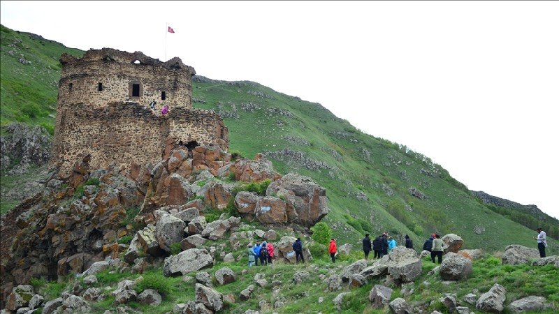 Tarih ve Doğa Aynı Karede: Şeytan Kalesi’ne Seyir Terası Yapılıyor