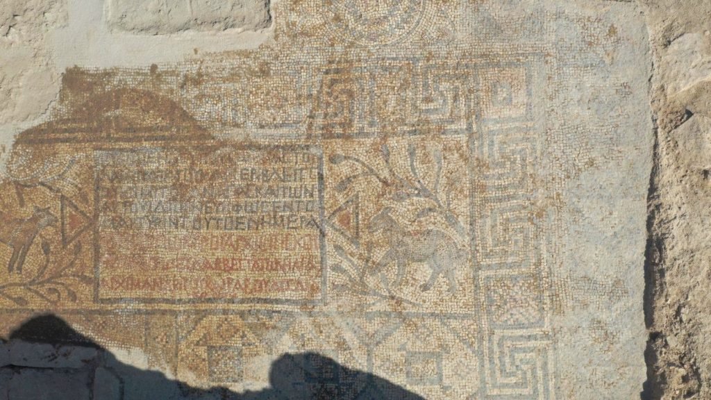 Urfa Kalesi’nde 1500 Yıllık Grekçe Yazıtlı Mozaik Bulundu