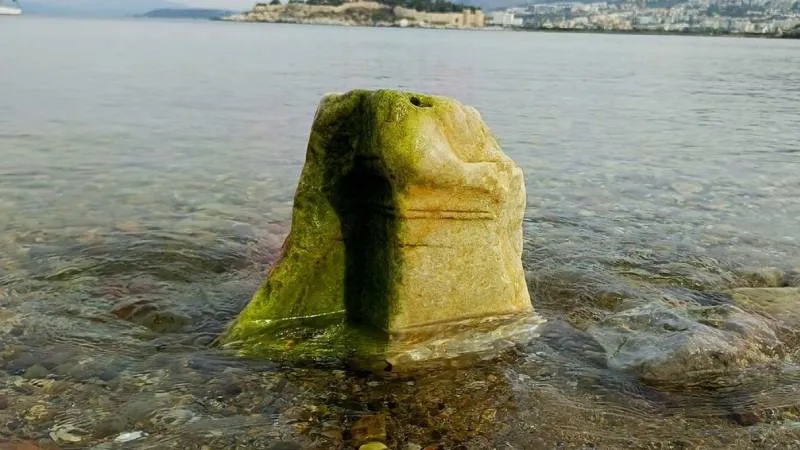 Kuşadası’nda Deniz Çekildi, Roma Döneminden Kalma Mermer Kaide Ortaya Çıktı