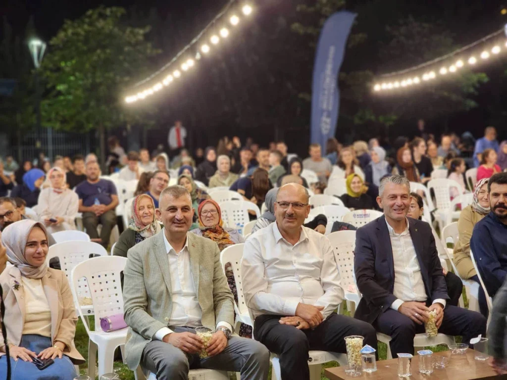 Leyla İle Mecnun’un Dijital Çağ Yorumu: “Mecnun Çevrim Dışı” Gebze’de Sahnelendi Mecnun Çevrim Dışı tiyatro oyunu